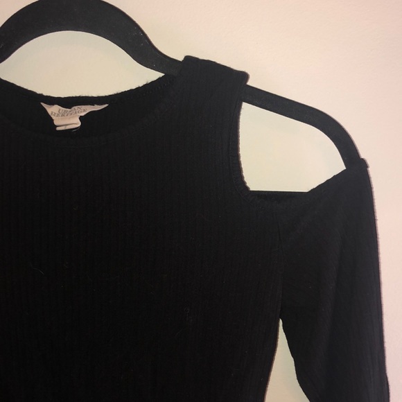 Black long sleeve with shoulder cutouts - Picture 2 of 4